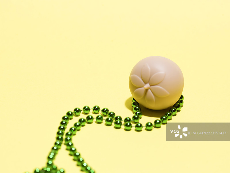 带有绿色珍珠的水果图片素材