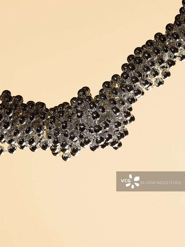 一条复杂的珠链图片素材