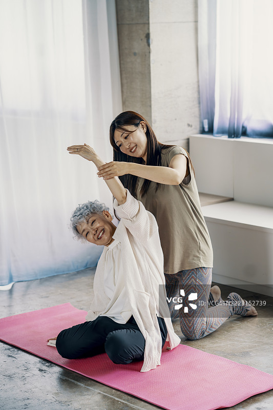 年长女性与年轻女性一起进行物理治疗图片素材