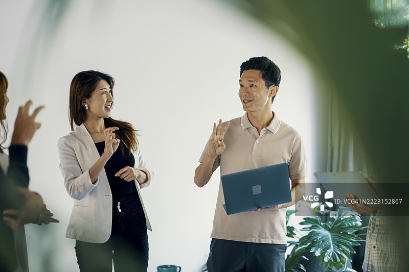 成熟的女性教授手语图片素材