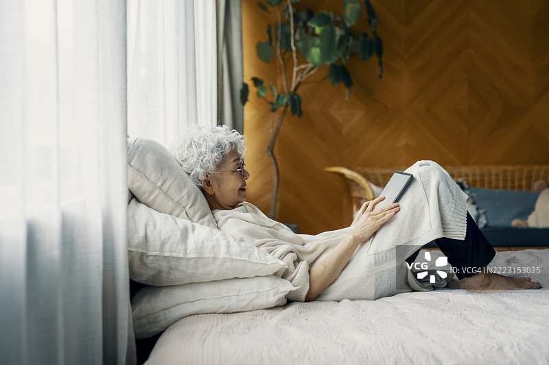 老年女性躺着图片素材
