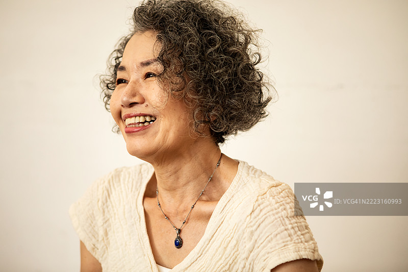 微笑的日本女性肖像图片素材