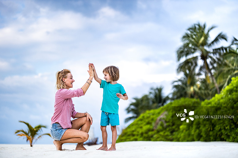 给我个击掌，儿子！图片素材