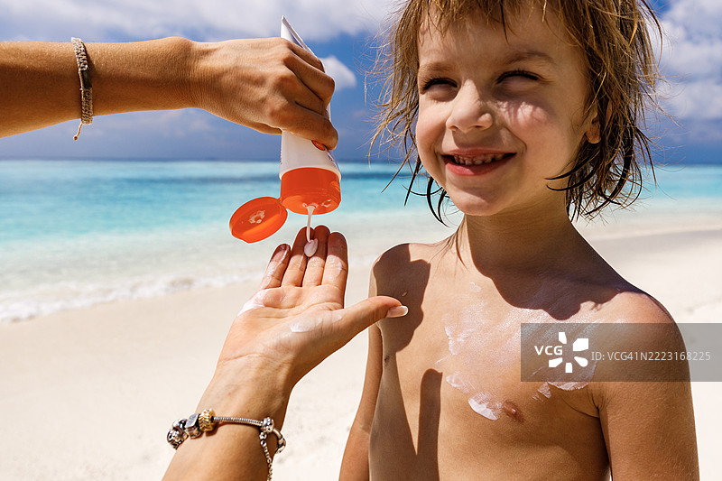 夏日海滩上儿童的护肤护理！图片素材