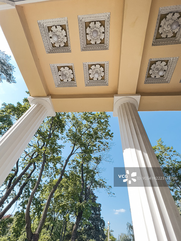 夏日阳光明媚时，低角度视图下的混凝土柱子与湛蓝的晴空相映成趣图片素材