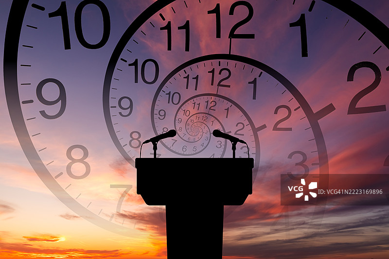 带有麦克风的讲台，背景是钟面图片素材