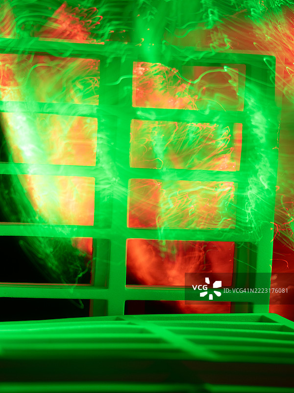 虚拟存储单元中运动的绿色和橙色粒子，代表数据的流入和流出。图片素材