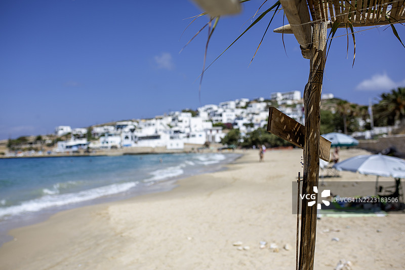 希腊基克拉泽斯群岛的多努萨岛：阳光下的海滨绿洲图片素材