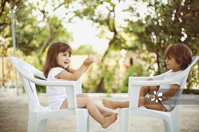 孩子们在花园里玩耍并分享故事图片素材