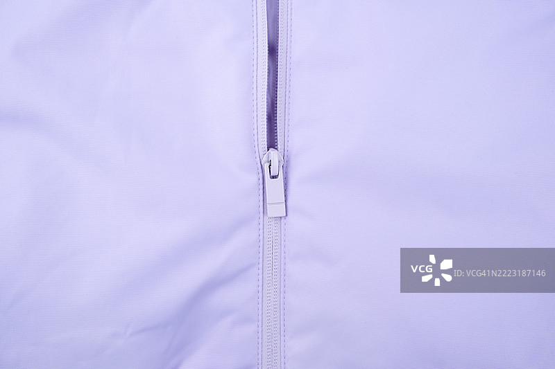 羽绒服纹理特写，带拉链。绗缝面料背景。图片素材