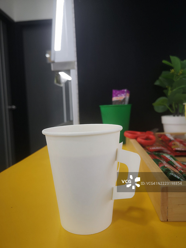 热咖啡在白色纸杯中图片素材