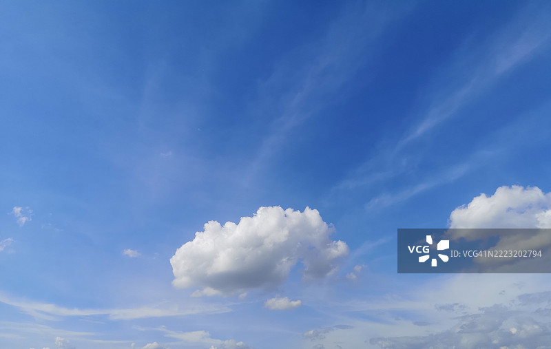 蓝天背景下的白云自然景观图片素材