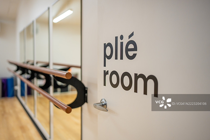 舞蹈工作室入口，带有“屈膝房”标志图片素材