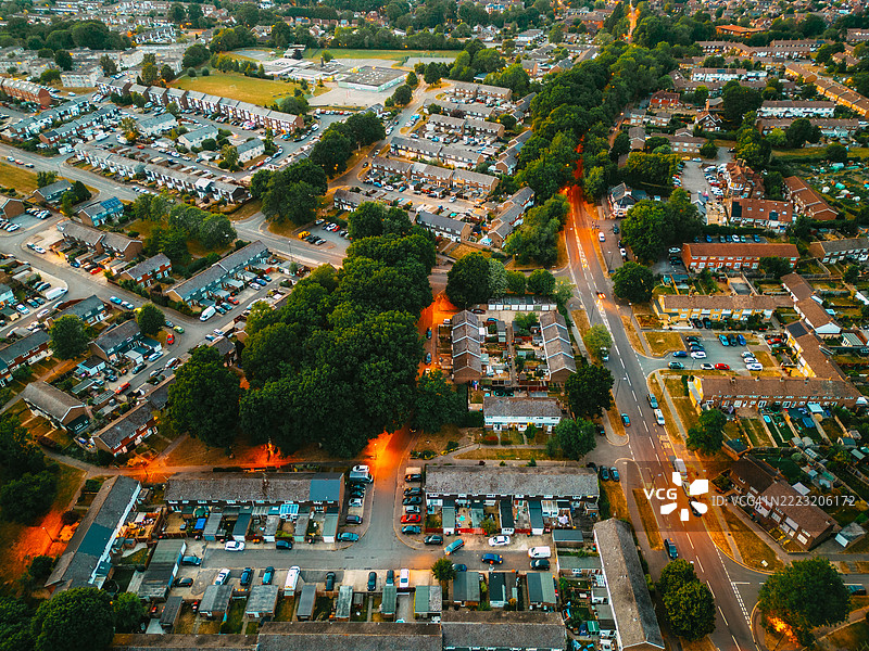 英国西萨塞克斯郡克劳利夜间住宅街道的鸟瞰图图片素材