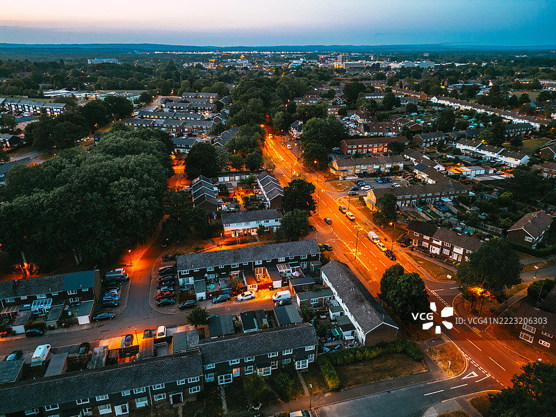 克劳利，西萨塞克斯，英国黄昏时分的住宅街道鸟瞰图图片素材