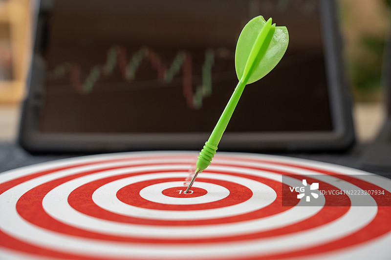 金钱与飞镖，商业发展走向成功、盈利与增长计划，商业投资概念。图片素材