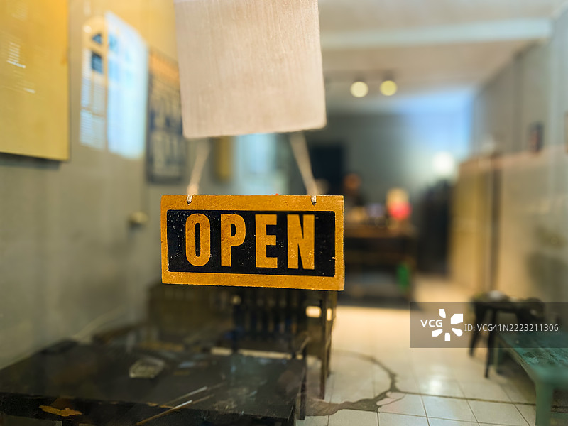 open sign on cafe window图片素材