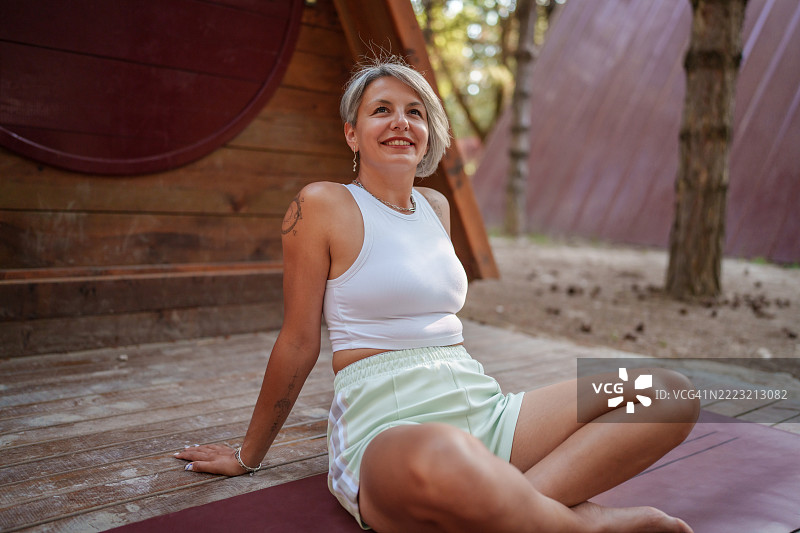 女人在瑜伽垫上放松图片素材