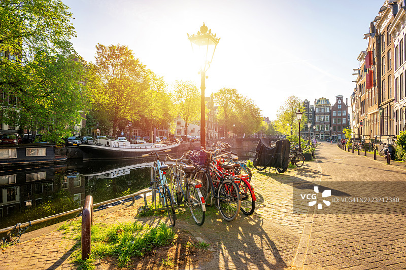 阿姆斯特丹荷兰阳光明媚的运河街图片素材