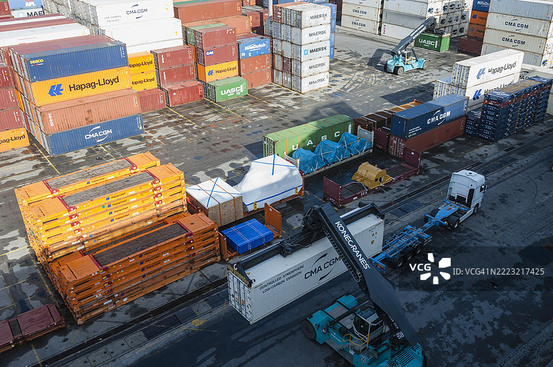 意大利利沃诺的货运集装箱港口图片素材