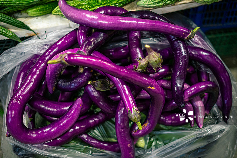 新鲜的长紫色茄子在农贸市场上展示图片素材
