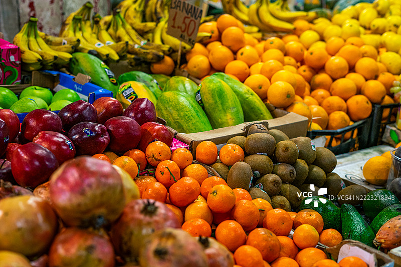 意大利市场上展示新鲜农产品的五彩缤纷的水果摊位图片素材