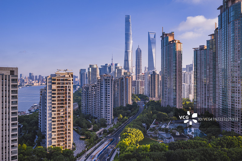 现代城市早晨的住宅建筑图片素材