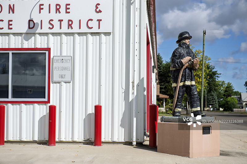 美国汉金森的消防局和消防员雕像图片素材
