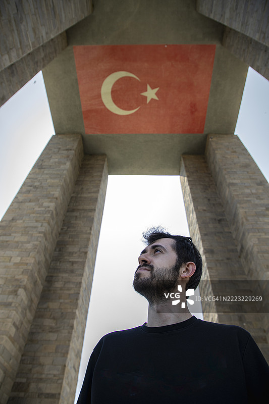 一名男子站在恰纳卡莱烈士纪念碑前图片素材