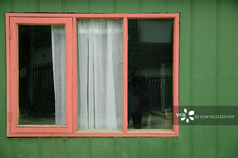 智利奇洛埃岛上非常常见的明亮窗户。图片素材