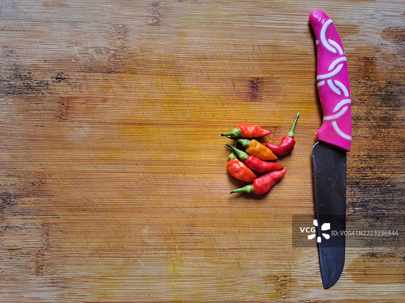 辣椒和刀在切菜板上图片素材