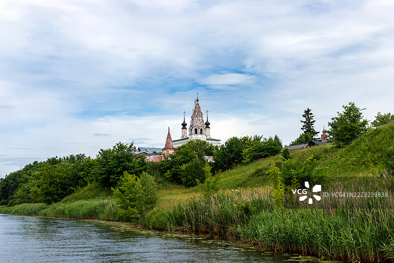 从卡门卡河俯瞰苏兹达尔的圣亚历山大修道院升天主教堂钟楼图片素材