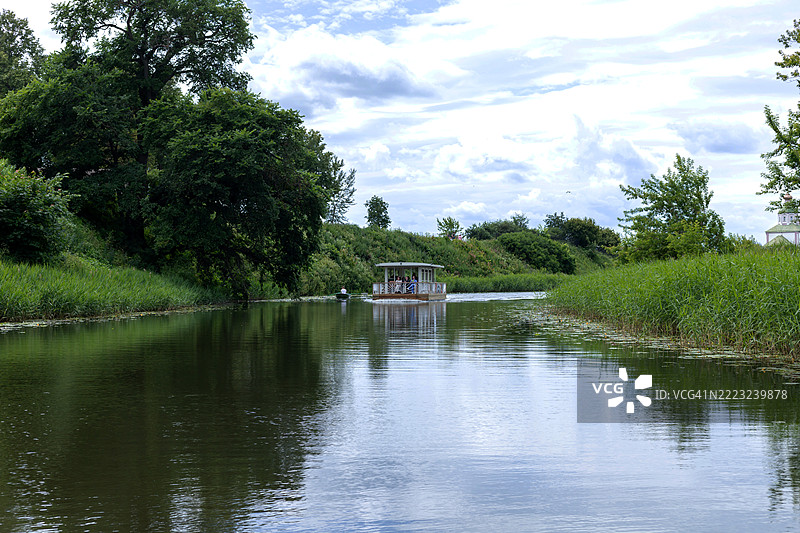 卡门卡河上的电车船图片素材