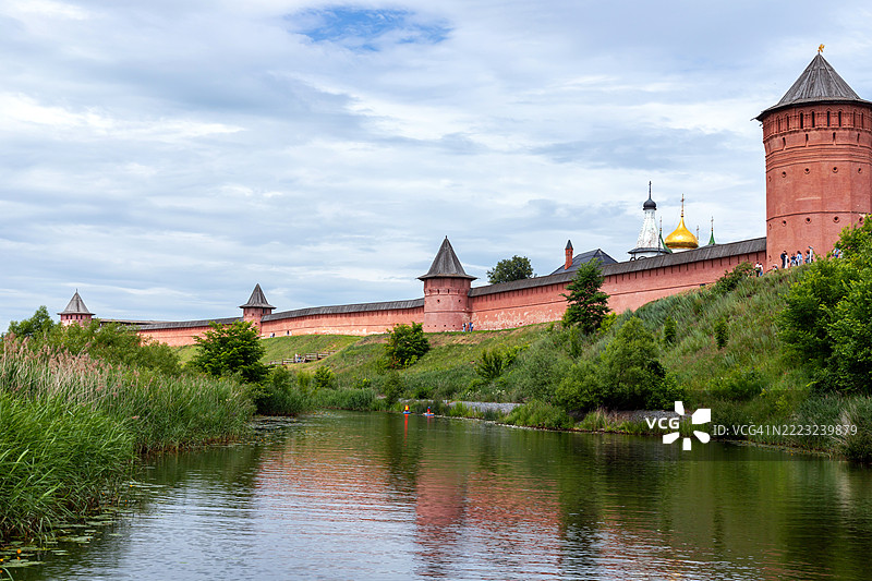 从卡门卡河俯瞰斯帕索-耶夫菲米耶夫修道院，位于俄罗斯弗拉基米尔地区的苏兹达尔图片素材