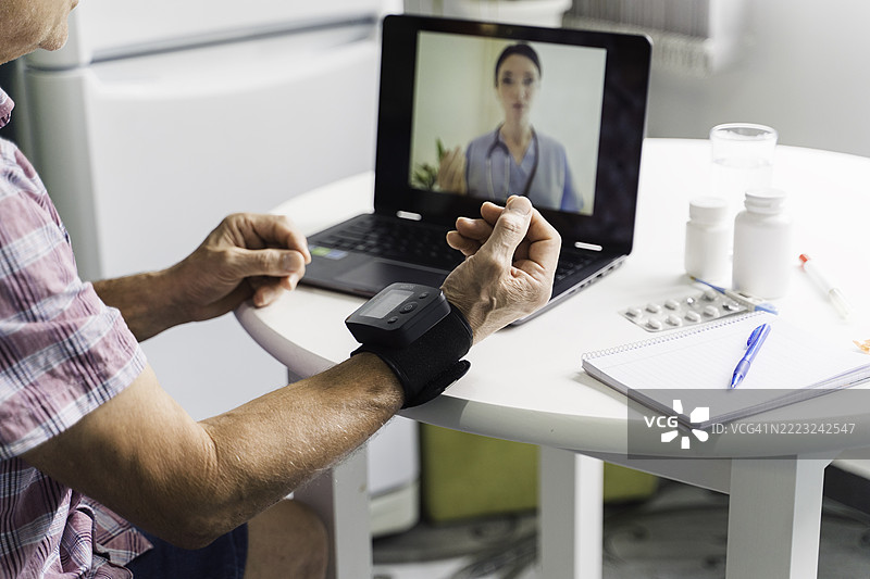 老年人在虚拟医生就诊期间监测健康图片素材