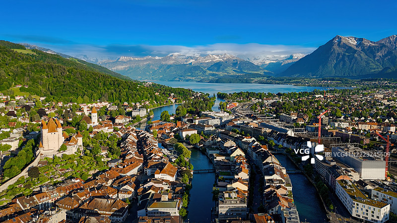 日落时分的图恩市鸟瞰图,图恩城堡、阿雷河和图恩湖被伯尔尼阿尔卑斯山环绕,历史悠久的瑞士小镇和阿尔卑斯山景观,适合旅游、建筑和旅行设计项目。图片素材