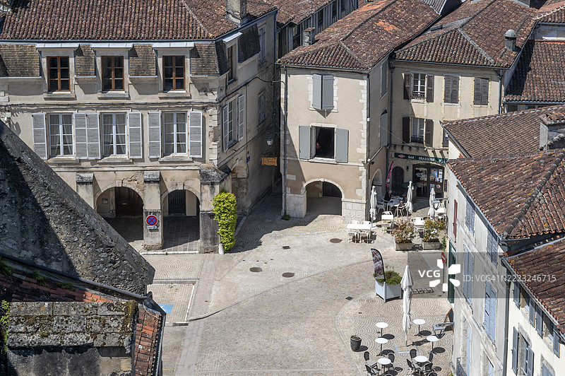 从世界遗产圣塞维尔修道院钟楼俯瞰的景色，春天的维尔登广场，红瓦拱廊房屋和修剪整齐的梧桐树，圣雅各之路，圣塞维尔，朗德省，新阿基坦地区。图片素材