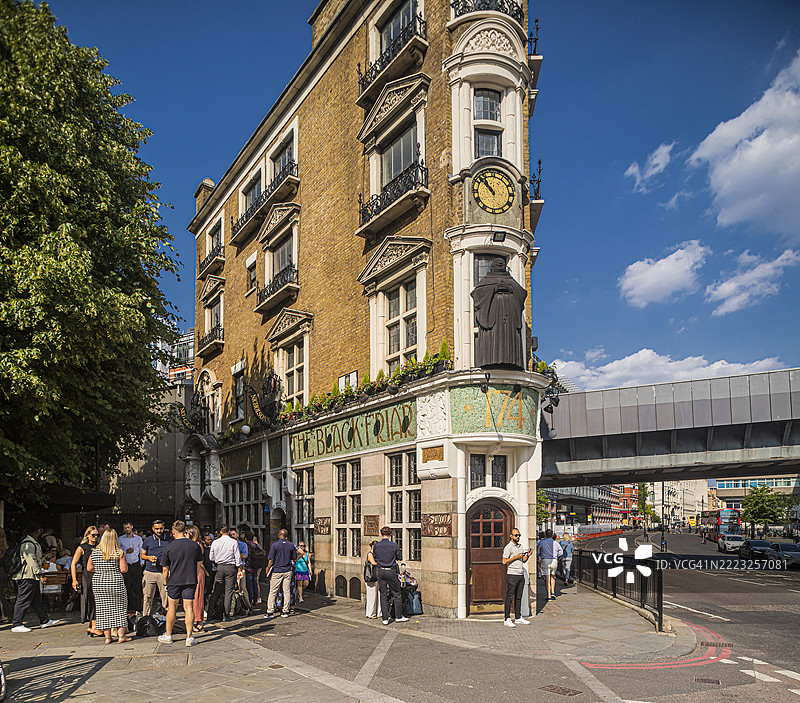 黑修士酒吧附近的人们图片素材