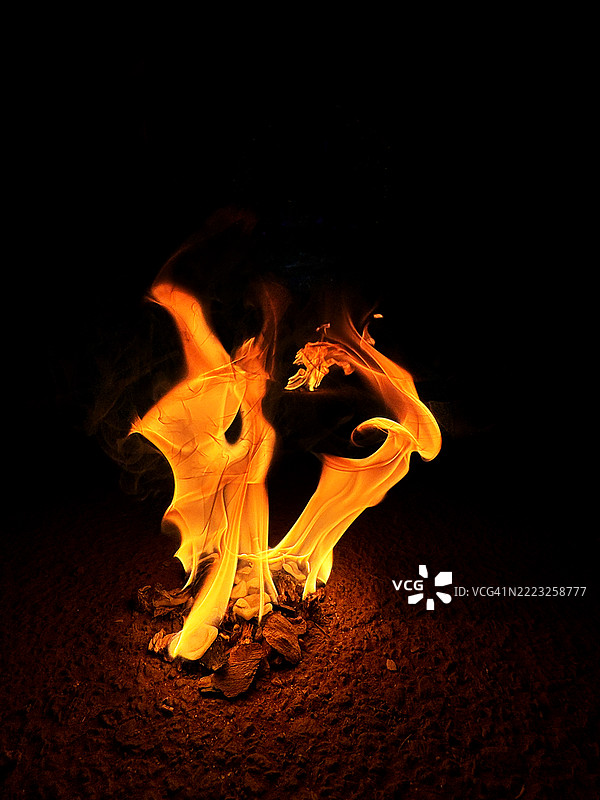 黑暗中的火焰图片素材