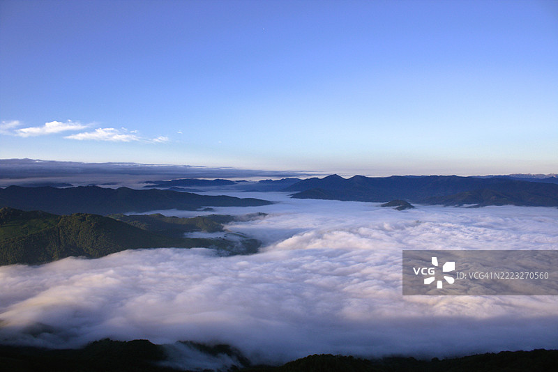 清晨，法国云海之上的雄伟山脉图片素材