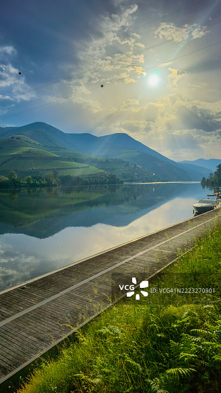 葡萄牙杜罗河的阳光与山脉美景图片素材
