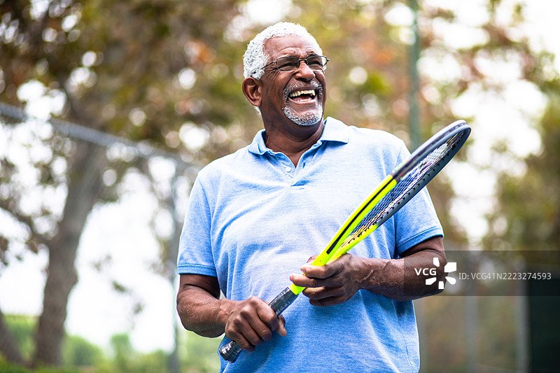 一位年长的黑人男性在打网球图片素材