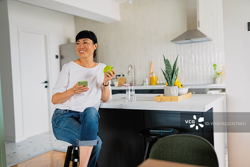 女性营养师在厨房里图片素材