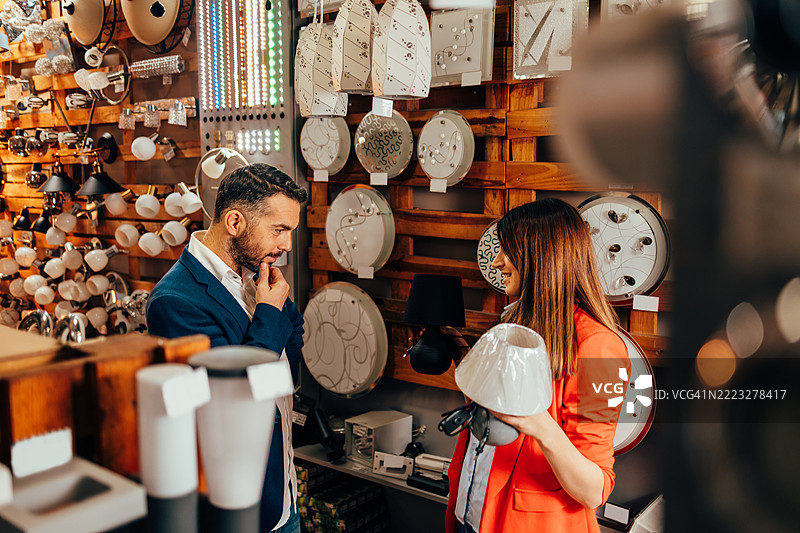 情侣在灯具店挑选灯罩图片素材