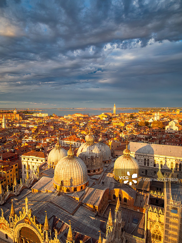 威尼斯圣马可和卡斯特罗区的日落鸟瞰图，金色时刻，包含圣马可大教堂（Basilica di San Marco）及其圆顶、教堂和红色屋顶，联合国教科文组织世界遗产 - 威尼托 - 意大利。图片素材