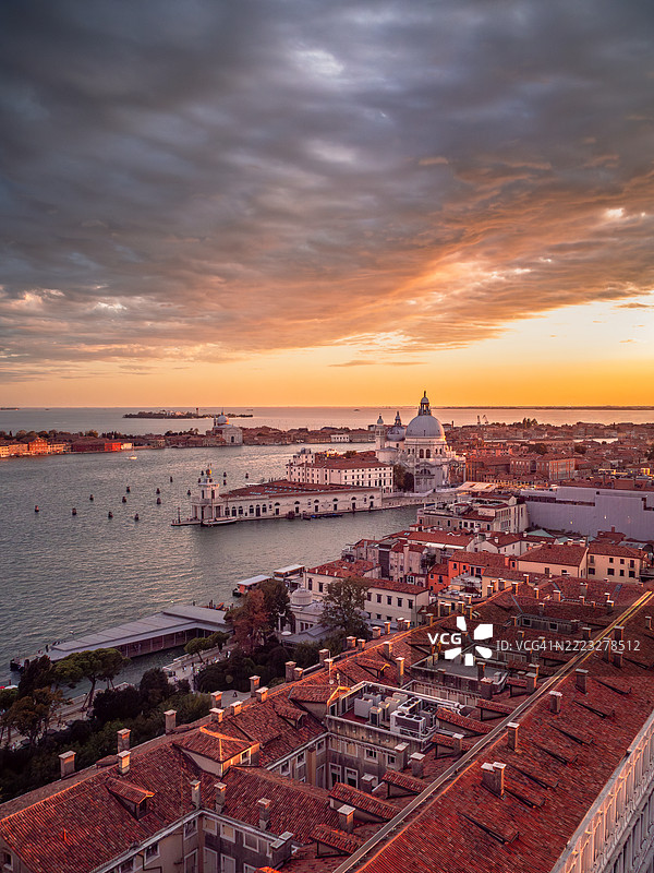 威尼斯多尔索杜罗区和朱代卡岛的日落鸟瞰图,包含圣玛丽亚德拉萨卢特大教堂、救主教堂、大运河和海关角,联合国教科文组织世界遗产 - 威尼托 - 意大利。图片素材