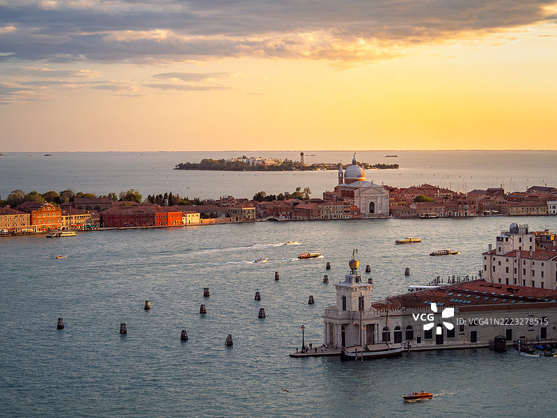 威尼斯朱代卡运河的日落鸟瞰图，展现了船只、大运河以及海关角、朱代卡岛上的救主教堂和萨卡塞索拉岛，联合国教科文组织世界遗产 - 威尼托 - 意大利。图片素材
