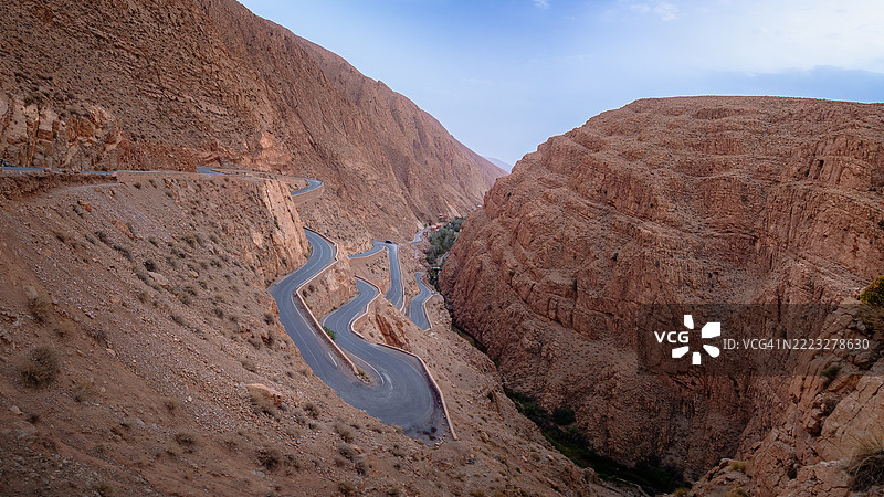 夜间俯瞰著名的达德斯峡谷中一条空旷的蜿蜒山路，沿途有一系列发夹弯，位于摩洛哥的布马尔内·达德斯 - 蒂内里赫省 - 德拉-塔菲拉勒 - 阿特拉斯山脉。图片素材