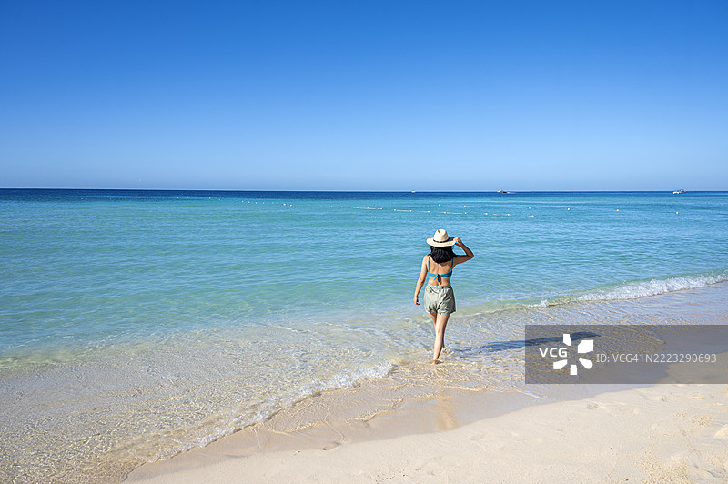 游客在多米尼加共和国的海滩边散步图片素材