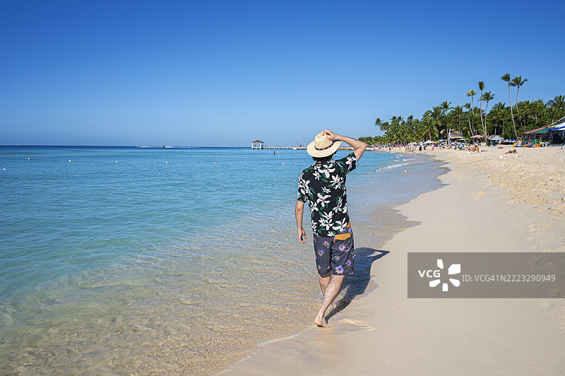 游客在多米尼加共和国的巴亚希贝海滩上散步，享受夏季假期图片素材